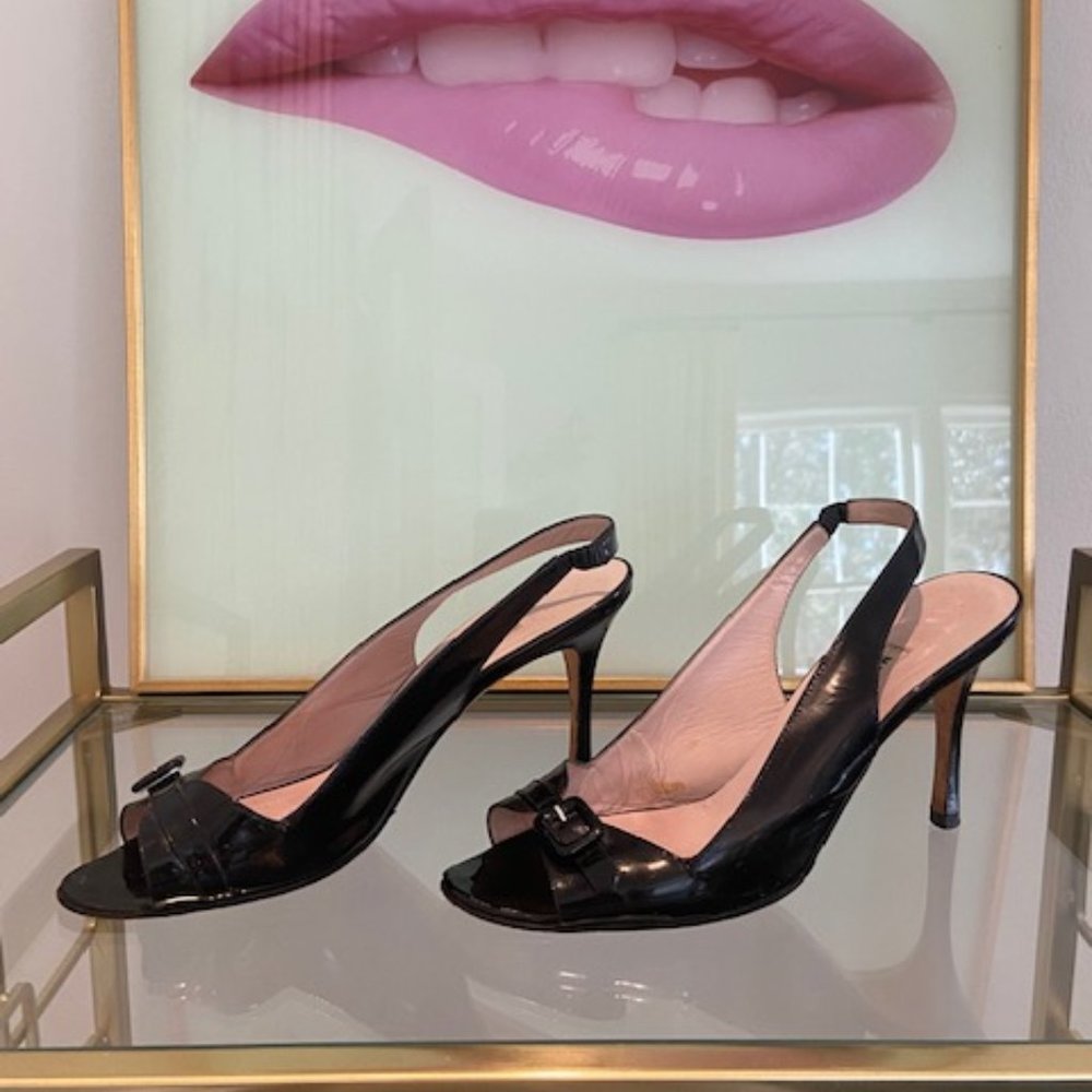 MANOLO BLAHNIK BLACK PATENT SLINGBACK OPEN TOE HEELS. SIZE 38.5/8.5 M